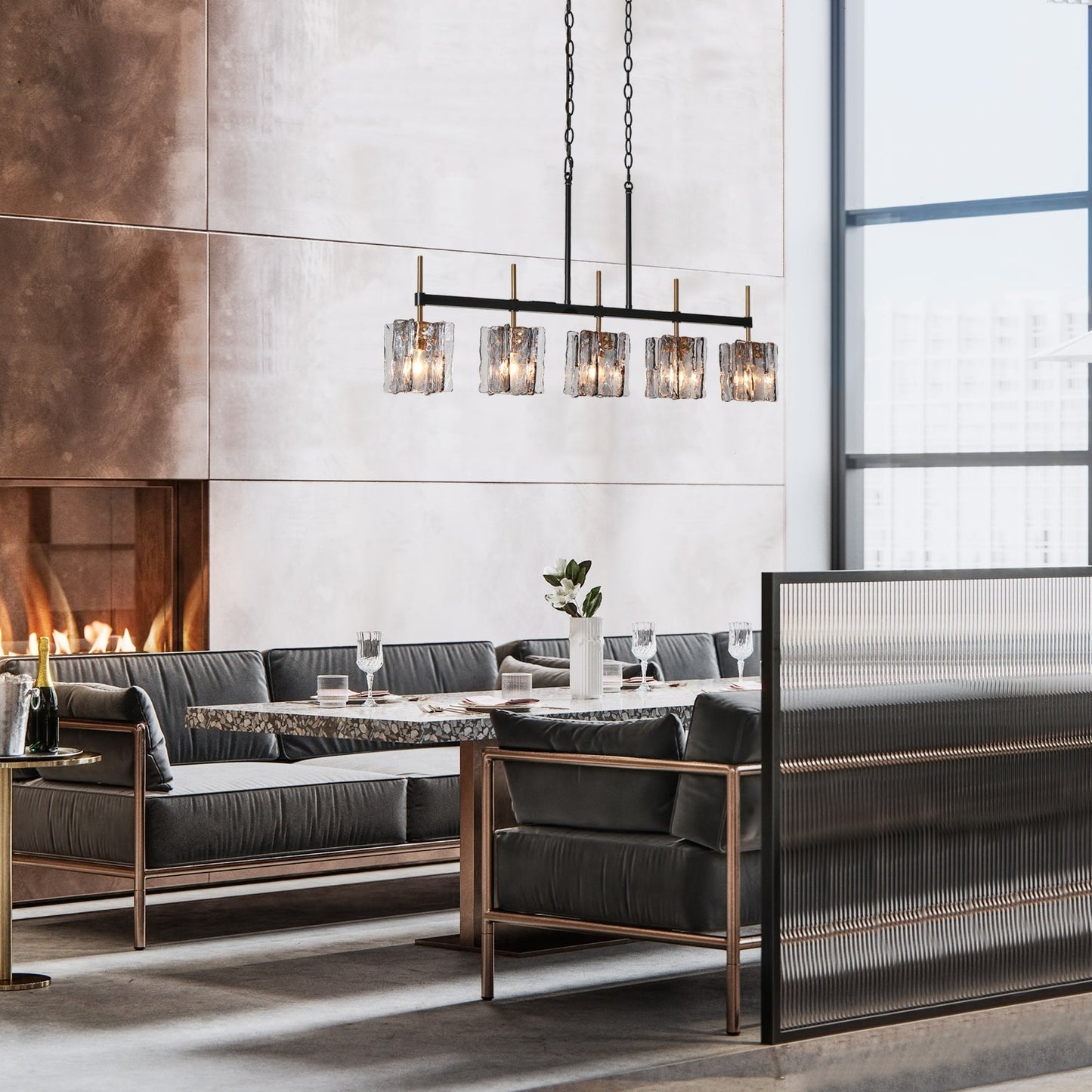 Luminaire suspendu linéaire moderne Kasy à 5 lumières, verre texturé, design unique, idéal pour îlot de cuisine.