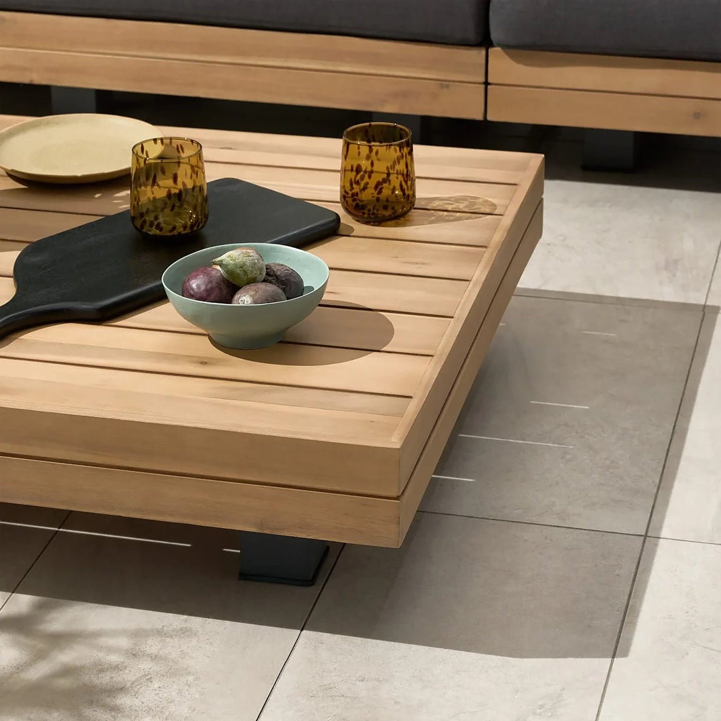 Ensemble d'assises d'extérieur/de patio modulaire d'angle Celenza 98 de Poly & Bark avec table basse