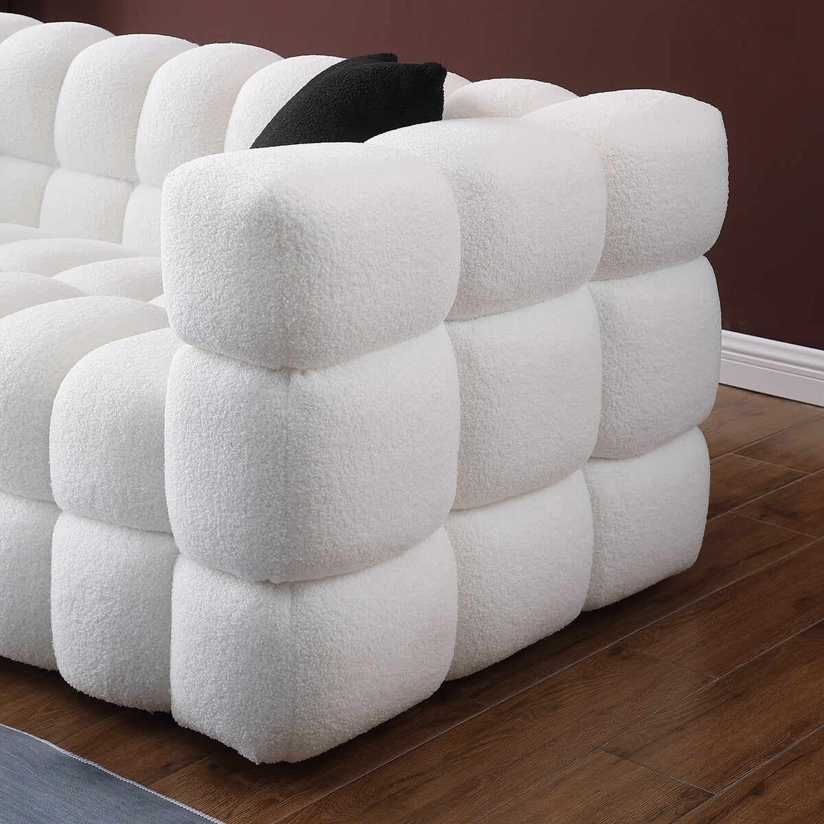 84.3 Canapé 3 places luxueux et spacieux en bouclé, recouvert de tissu Marshmallow, avec 2 coussins carrés décoratifs et accoudoirs carrés.