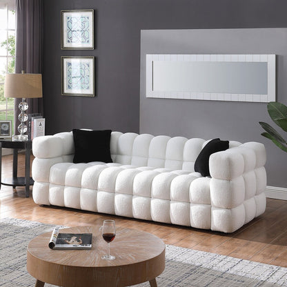 84.3 Canapé 3 places luxueux et spacieux en bouclé, recouvert de tissu Marshmallow, avec 2 coussins carrés décoratifs et accoudoirs carrés.