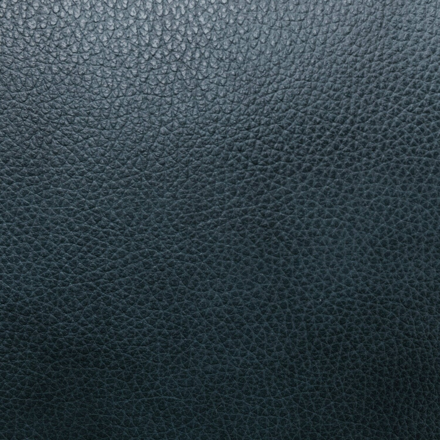 Fauteuil inclinable en cuir véritable avec accoudoirs et dossier confortables.