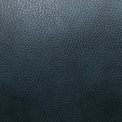 Fauteuil inclinable en cuir véritable avec accoudoirs et dossier confortables.