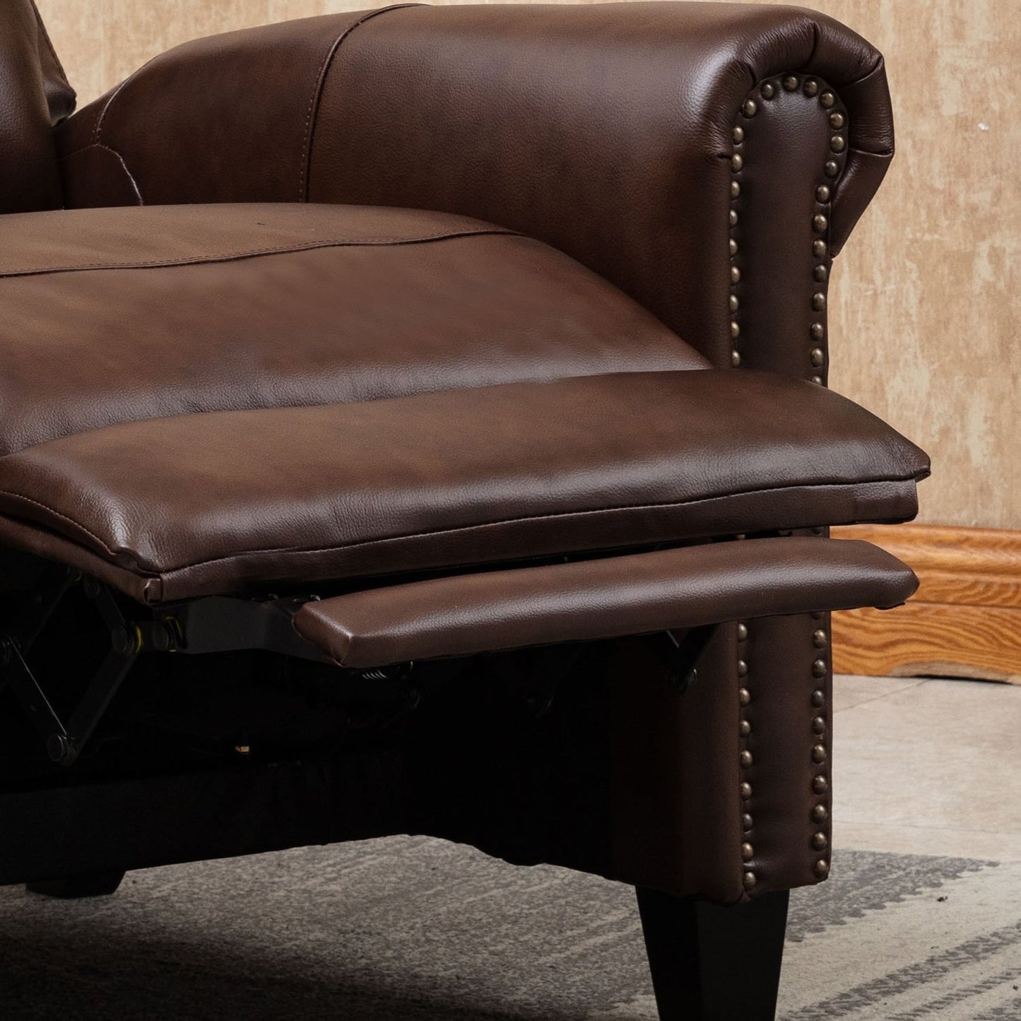 Fauteuil inclinable en cuir véritable avec accoudoirs et dossier confortables.