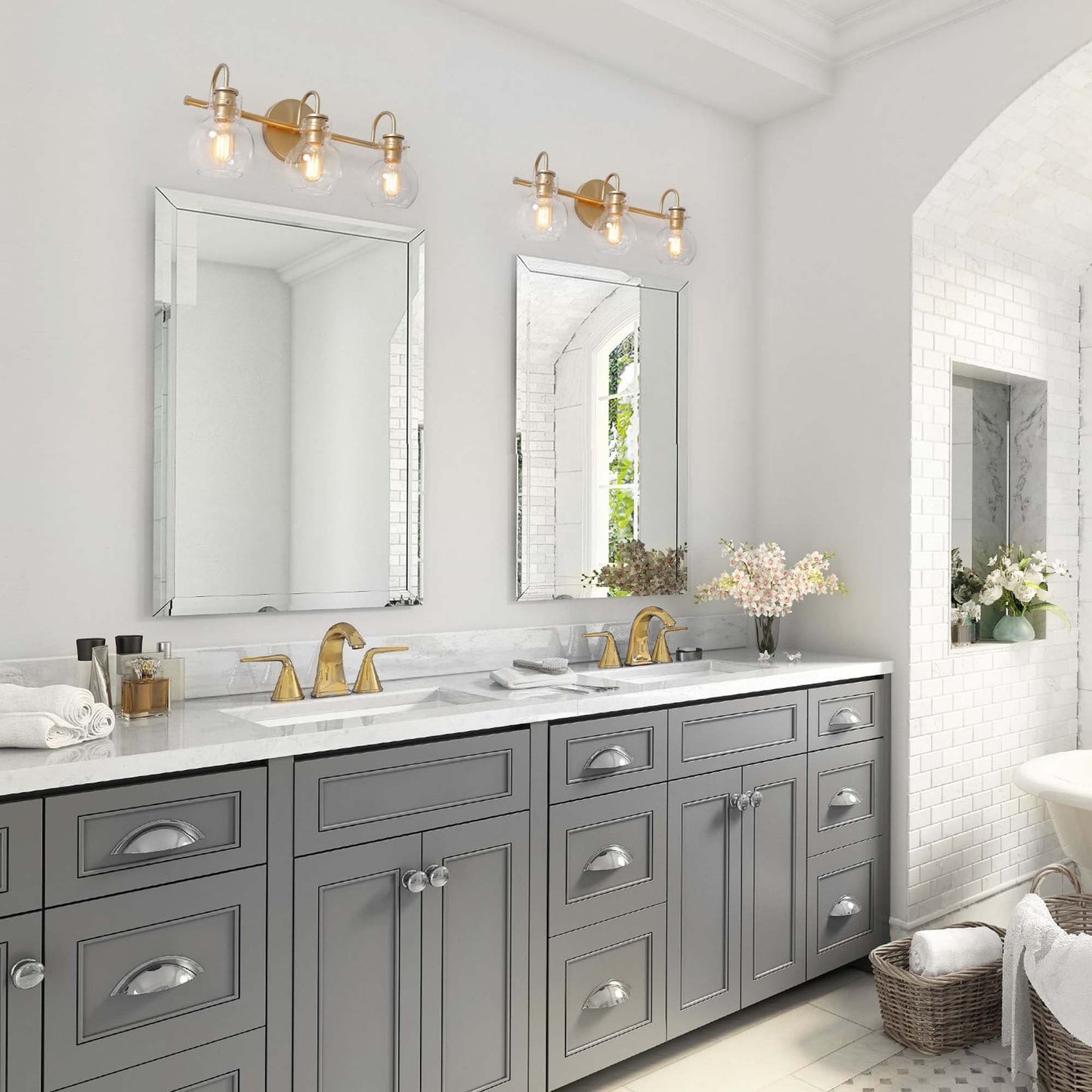 Applique murale moderne dorée à 3 lumières pour salle de bain, avec globe en verre.