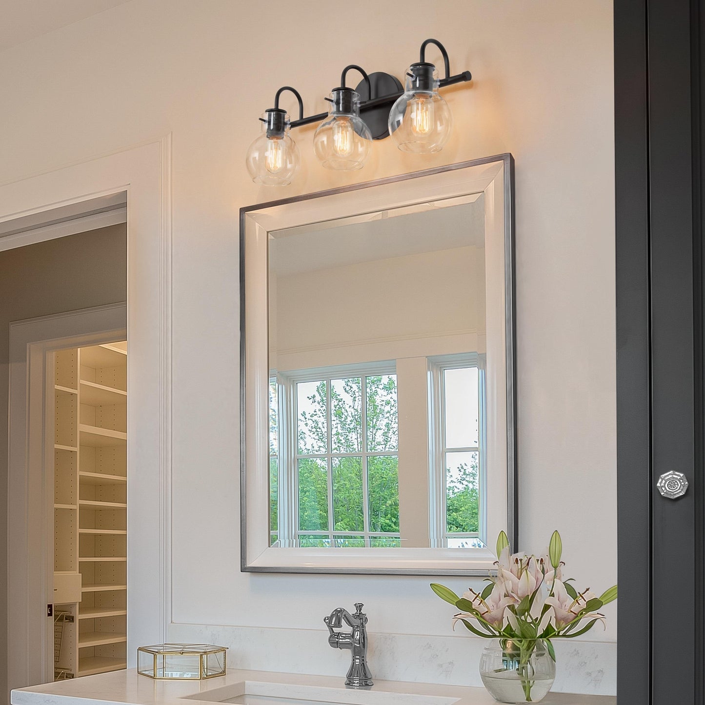 Applique murale moderne dorée à 3 lumières pour salle de bain, avec globe en verre.