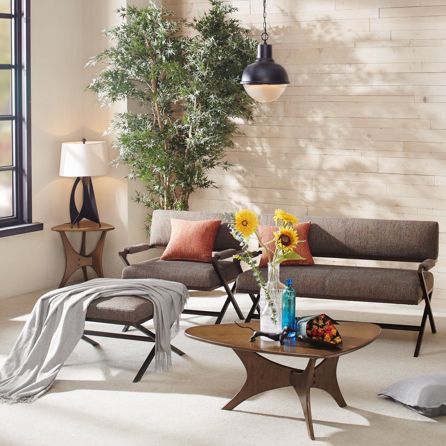 Table basse en bois triangulaire Blaze d'INK IVY