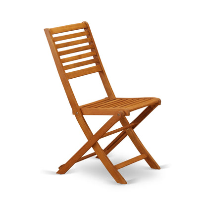 East West Furniture Ensemble de Bistro d'extérieur pour conversation comprenant une table basse ronde en bois et 2 chaises latérales pliantes, finition naturelle huilée.