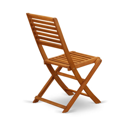 East West Furniture Ensemble de Bistro d'extérieur pour conversation comprenant une table basse ronde en bois et 2 chaises latérales pliantes, finition naturelle huilée.