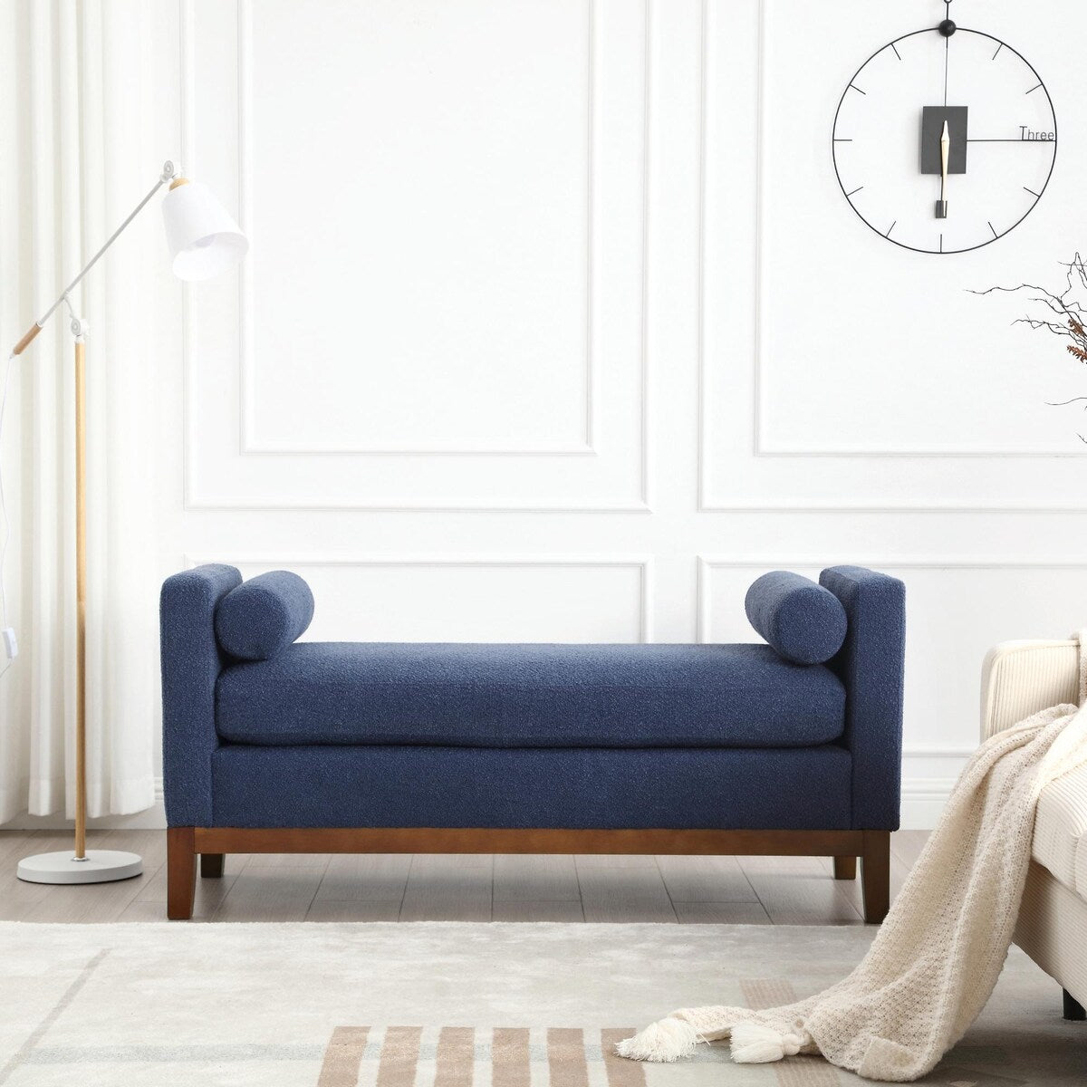 Tabouret-banc capitonné élégant de 53,5 pouces avec pieds en bois et coussins de soutien.