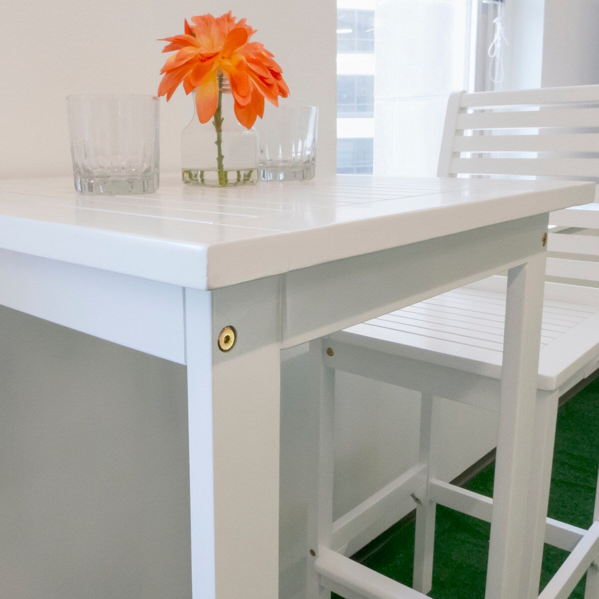 Ensemble table de bar et chaises en bois Emilio