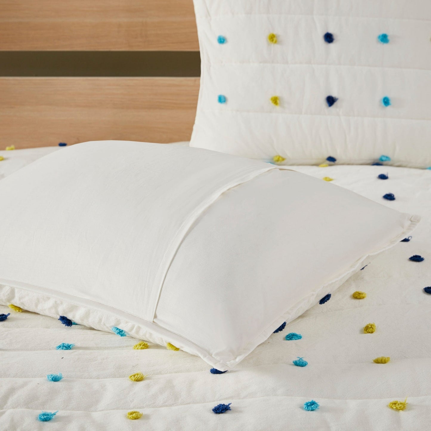 Intelligent Design Kids Ensley Pom Pom Cotton Jacquard Quilt Set with Throw Pillows