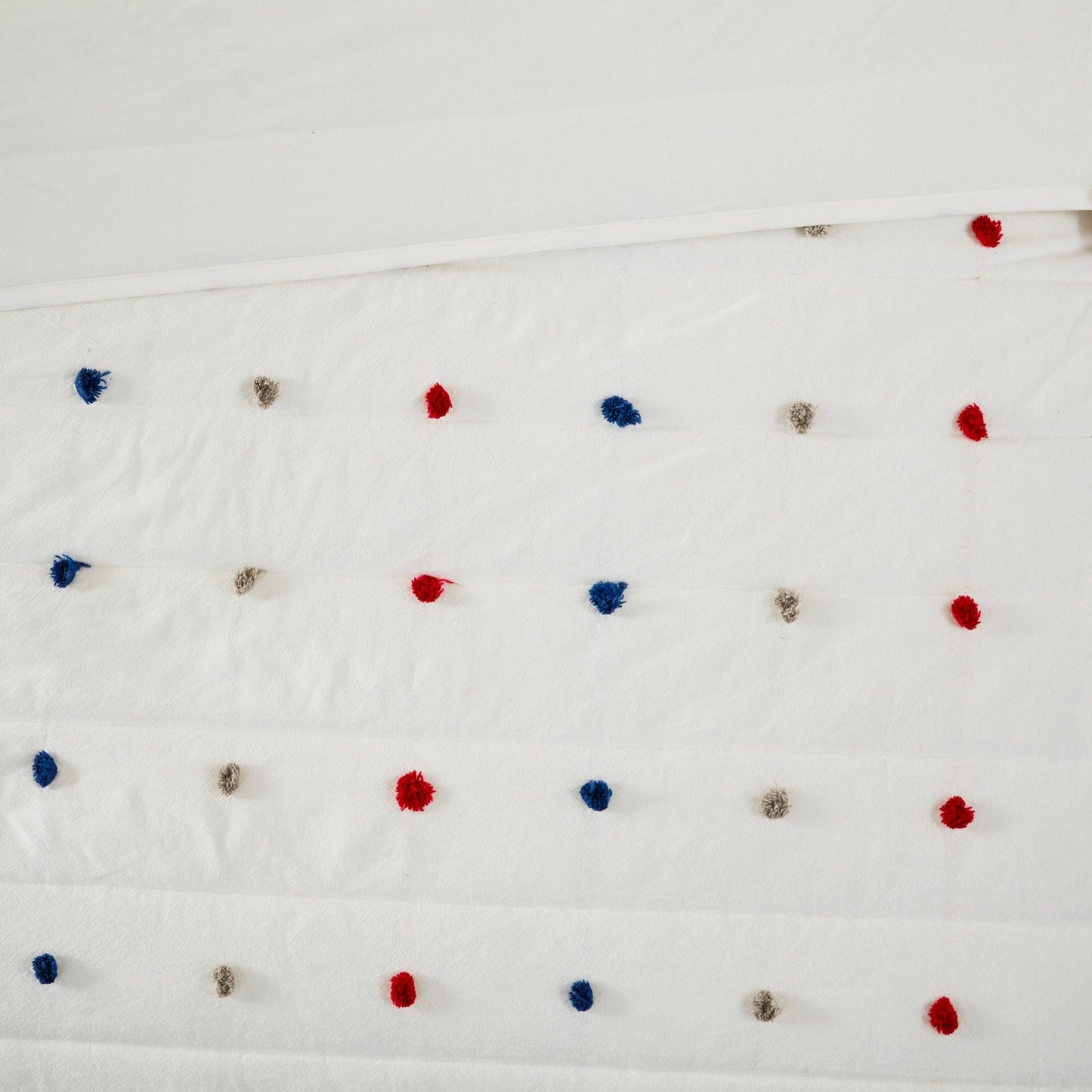 Intelligent Design Kids Ensley Pom Pom Cotton Jacquard Quilt Set with Throw Pillows