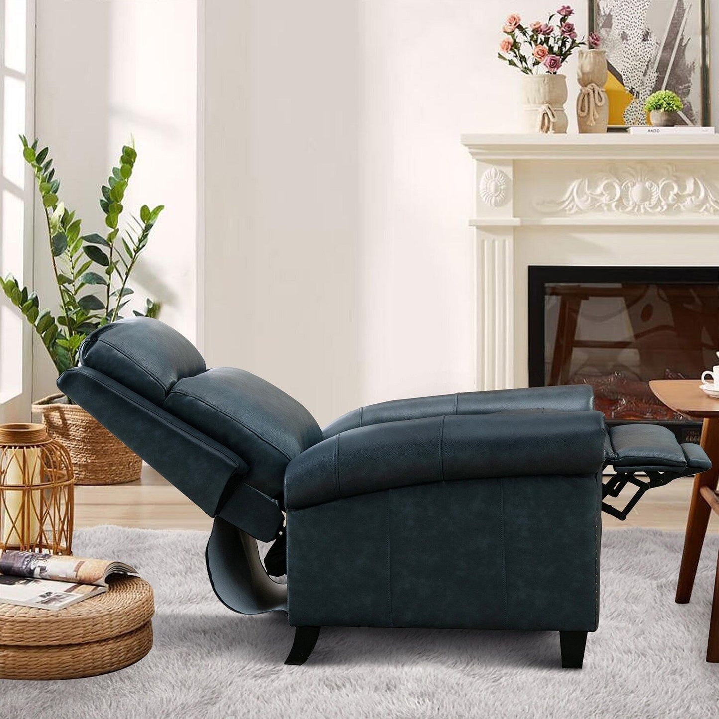 Fauteuil inclinable en cuir véritable avec accoudoirs et dossier confortables.