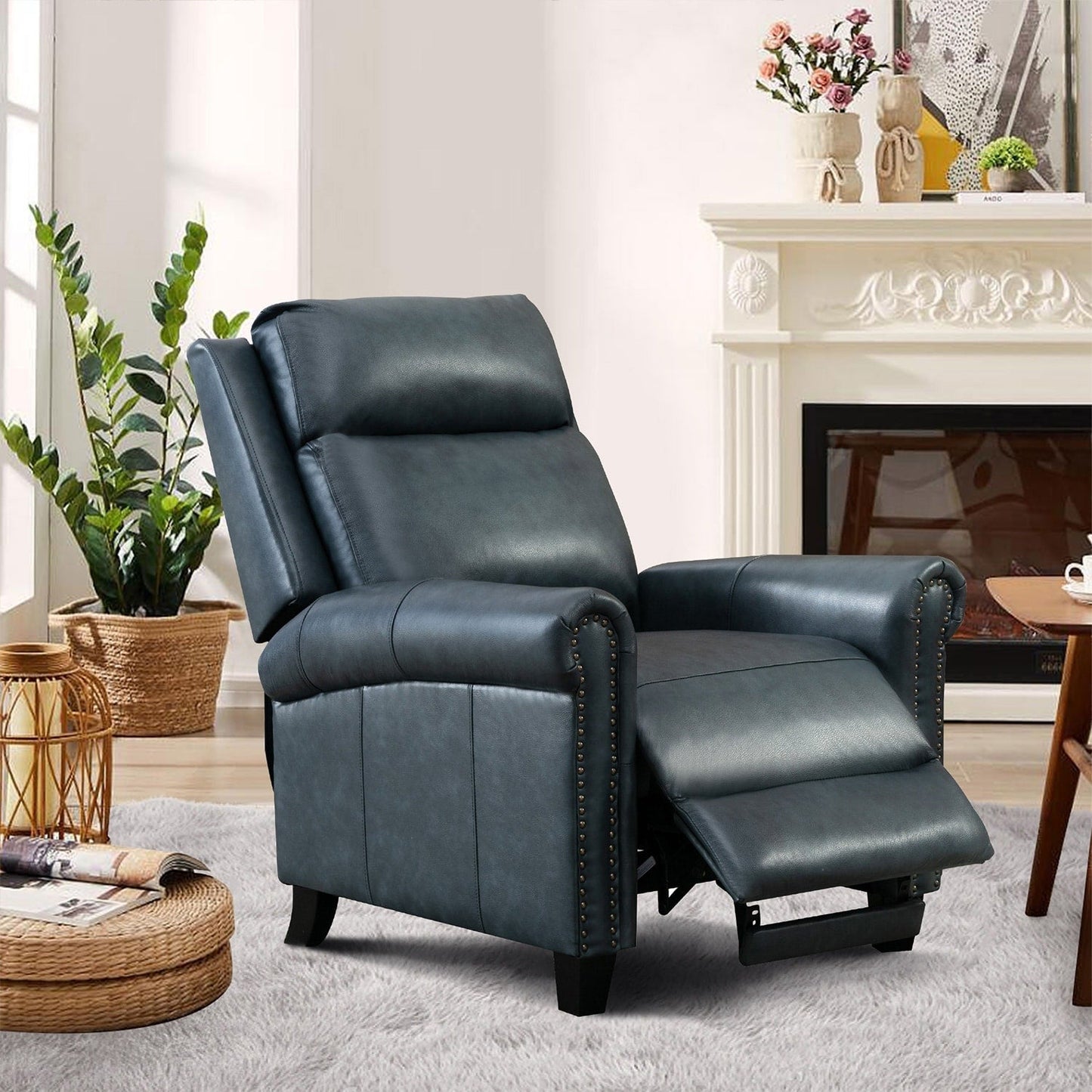 Fauteuil inclinable en cuir véritable avec accoudoirs et dossier confortables.