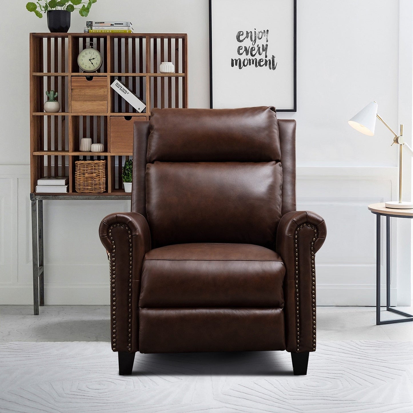 Fauteuil inclinable en cuir véritable avec accoudoirs et dossier confortables.