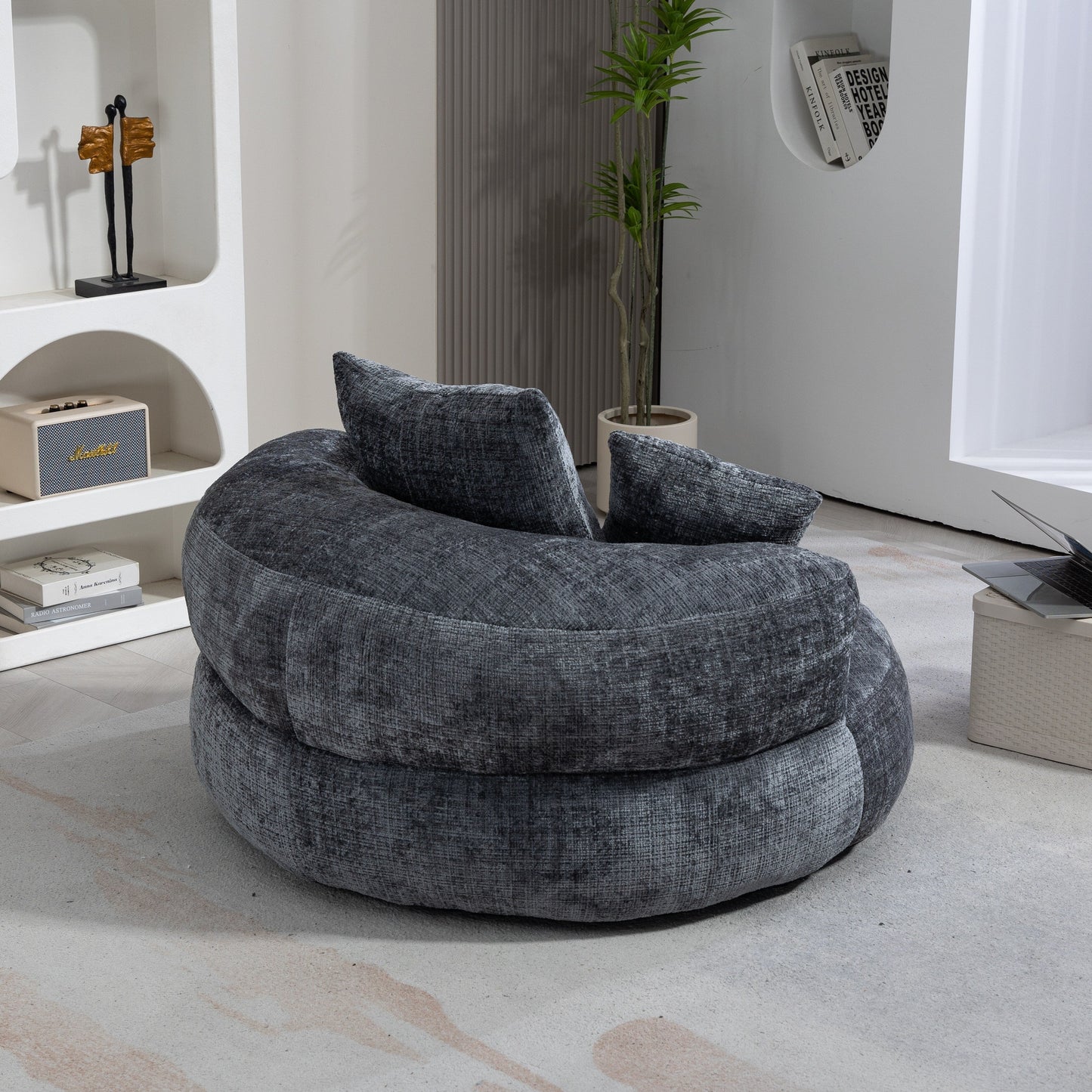 Canapé pouf géant gris en chenille 42.52, pour chambre à coucher, avec trois coussins.
