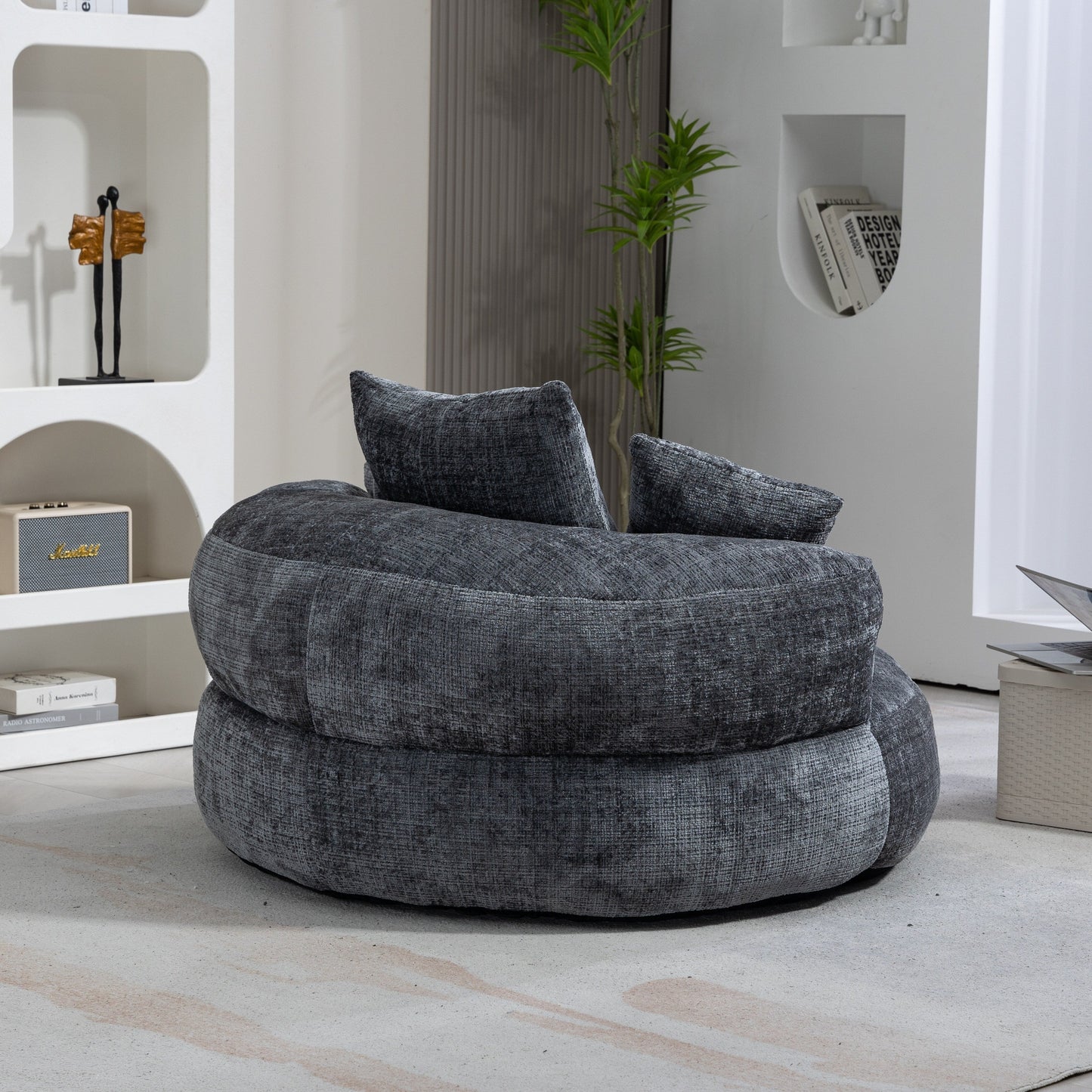 Canapé pouf géant gris en chenille 42.52, pour chambre à coucher, avec trois coussins.