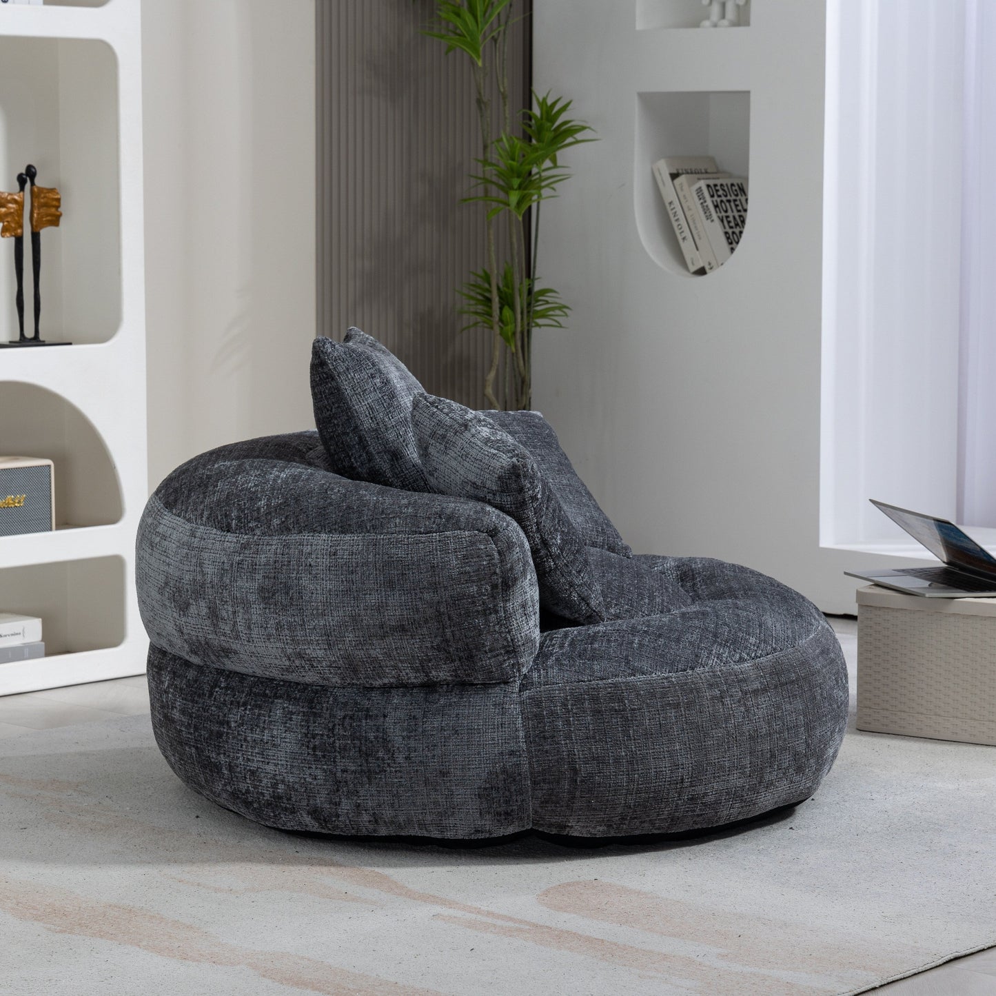 Canapé pouf géant gris en chenille 42.52, pour chambre à coucher, avec trois coussins.