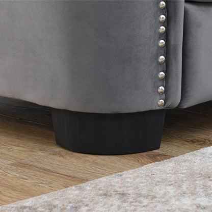 Canapé 2 places gris moderne en velours de 150 cm avec dossier capitonné et accoudoirs cloutés.