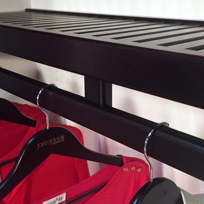 Système de rangement à armoire intégrée en bois massif John Louis Home, modèle Simplicity, couleur espresso.