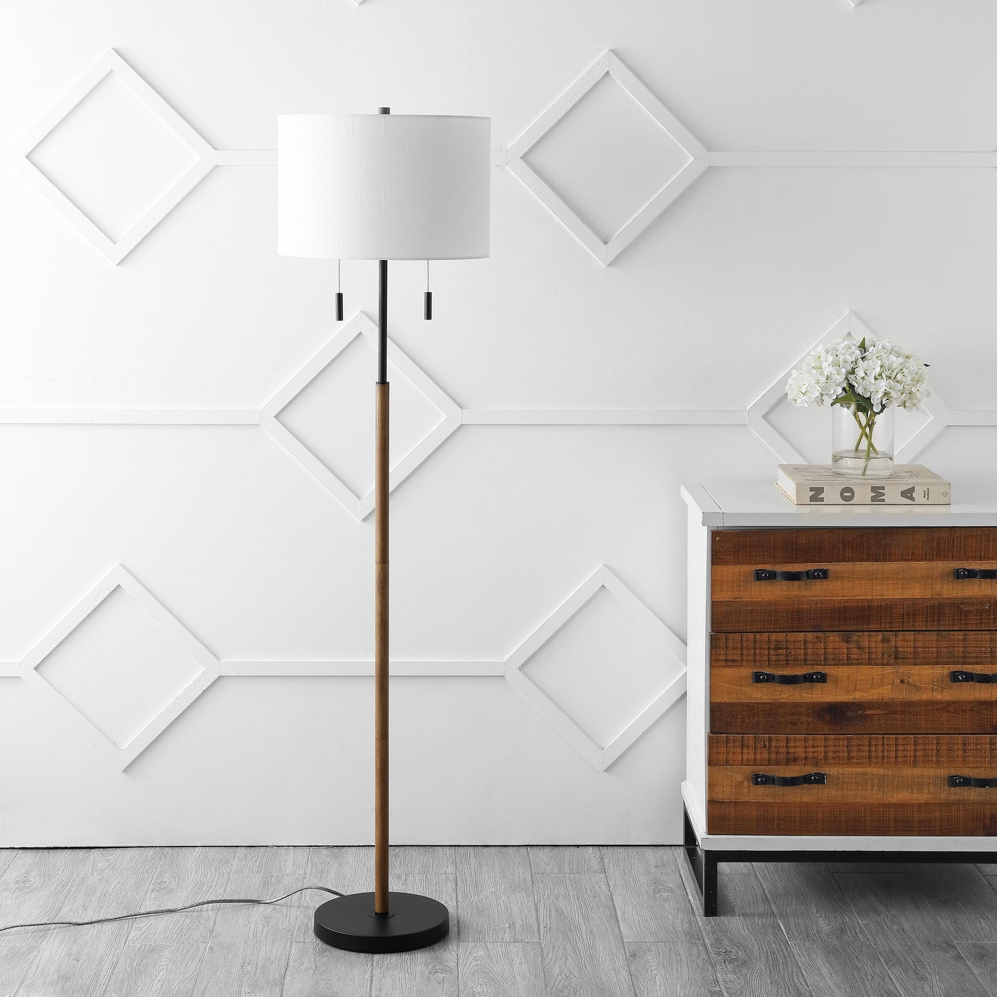 Koda 61 Lampe de sol à LED en fer forgé style rustique, avec abat-jour en forme de bougeoir et cordon à tirer, finition bois brun/noir par JONATHAN Y