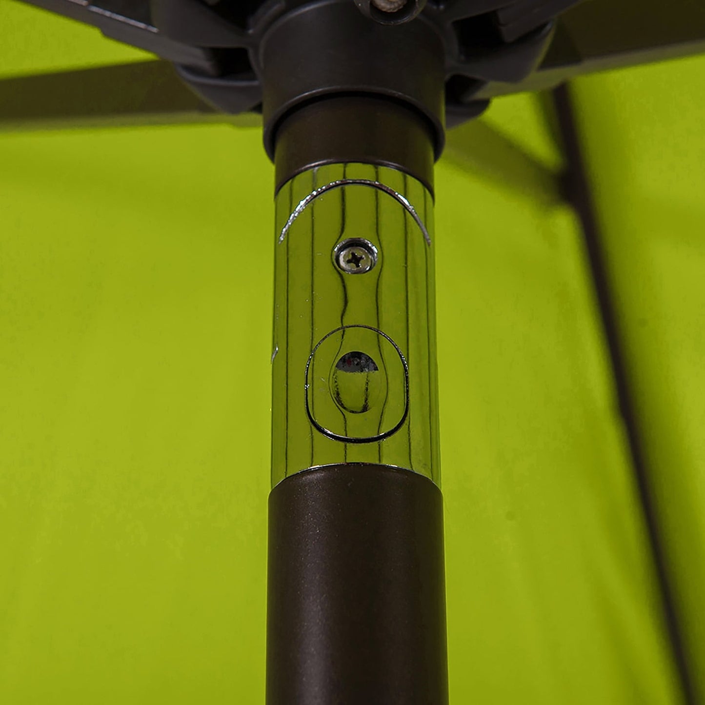 Parasol de terrasse Lopes de 2,7 m avec pied à poids à finition bronze inclus.