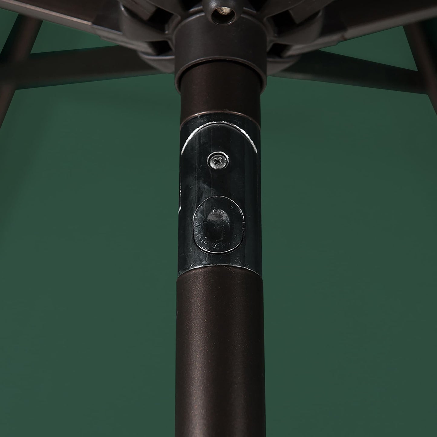 Parasol de terrasse Lopes de 2,7 m avec pied à poids à finition bronze inclus.