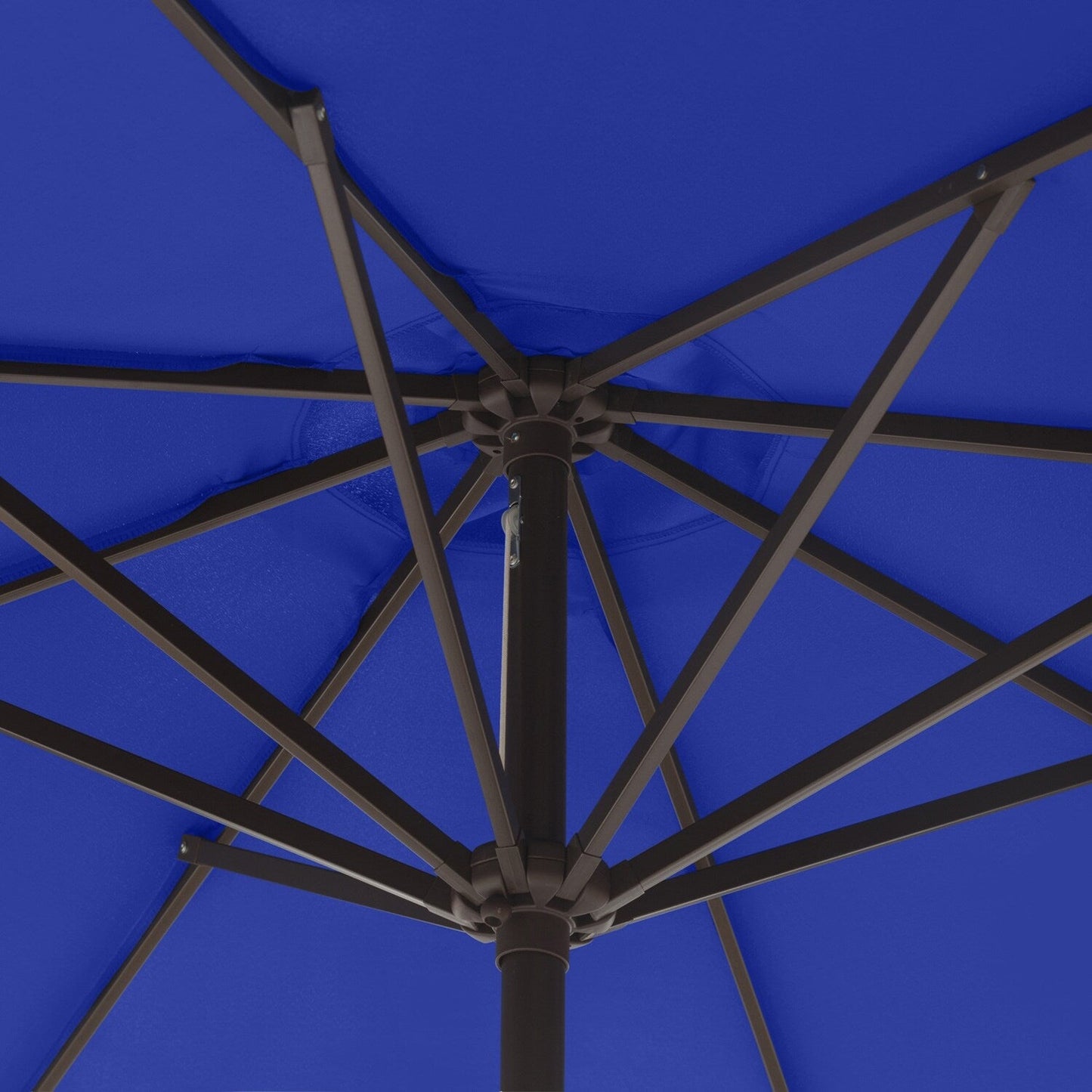 Parasol de terrasse Lopes de 2,7 m avec pied à poids à finition bronze inclus.