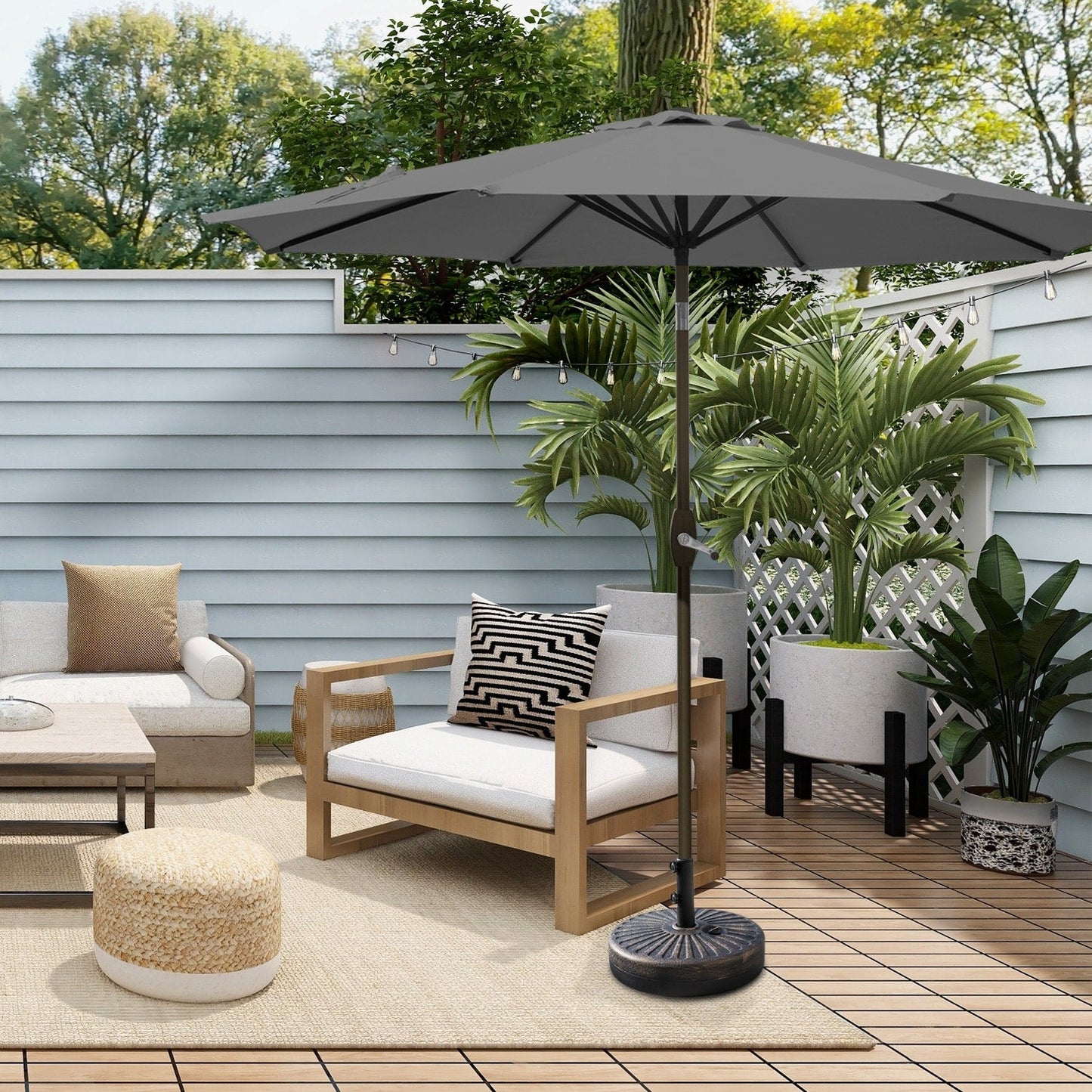 Parasol de terrasse Lopes de 2,7 m avec pied à poids à finition bronze inclus.