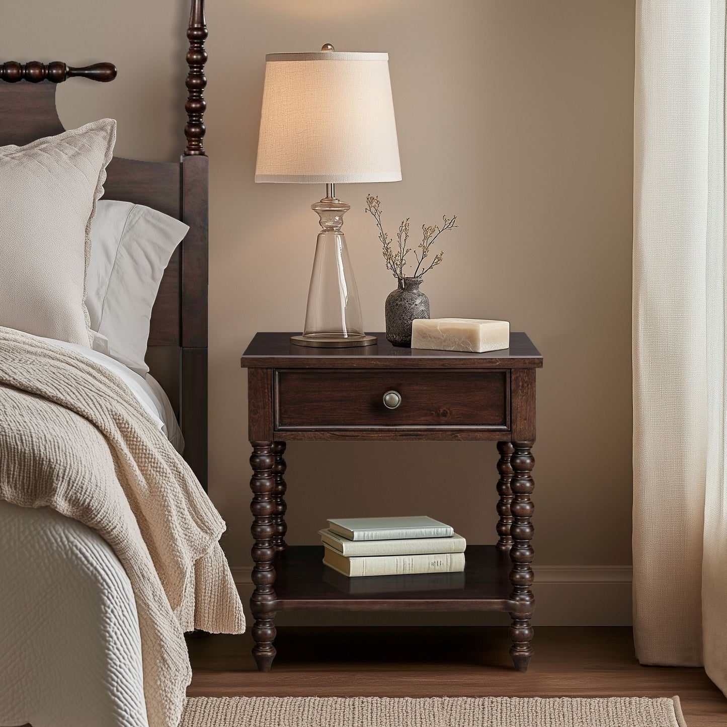 Table de chevet Madison Park Signature Beckett en bois tourné avec tiroir et étagère