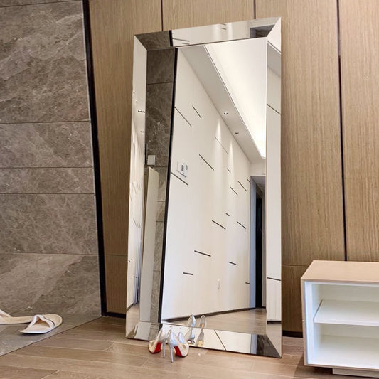 Miroir mural argenté à longueur corporelle, biseauté, réfléchissant, élégant et métallique.