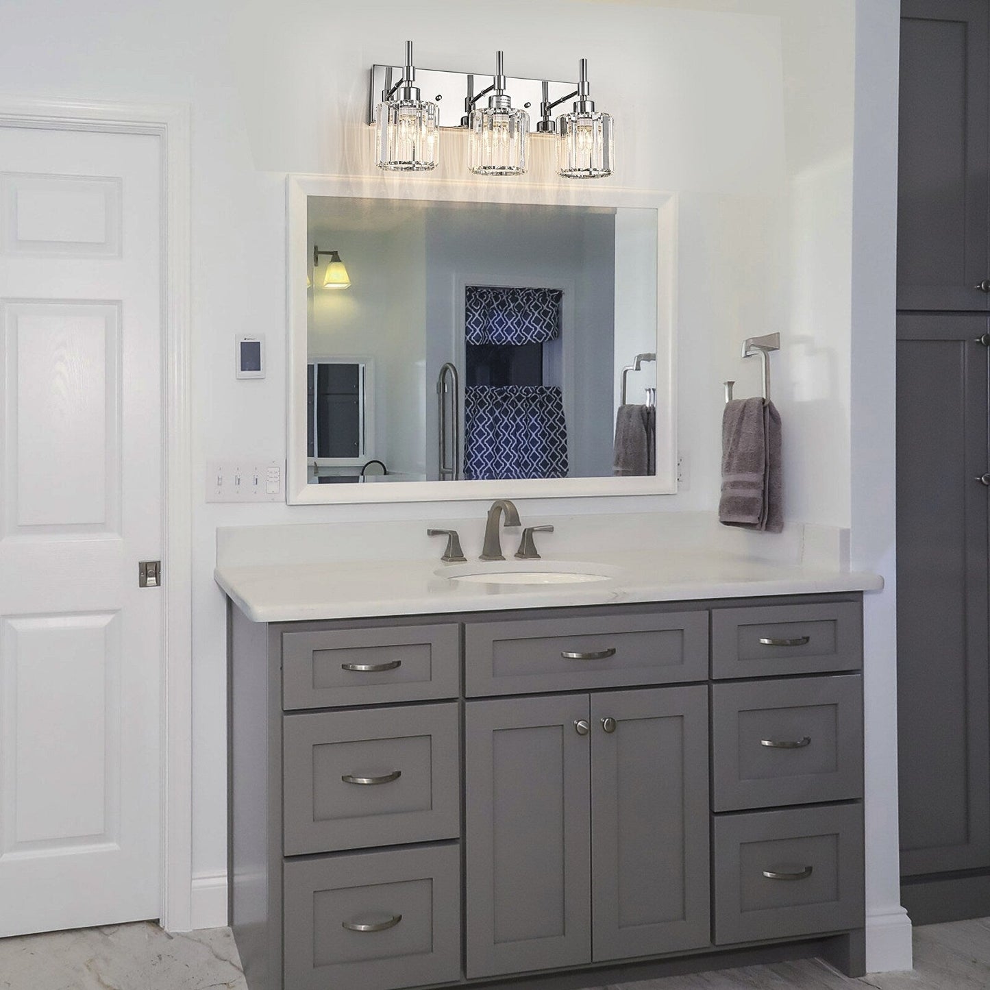 Appliques murales de salle de bain à cristaux, modernes, à intensité variable, avec abat-jours en cristal.