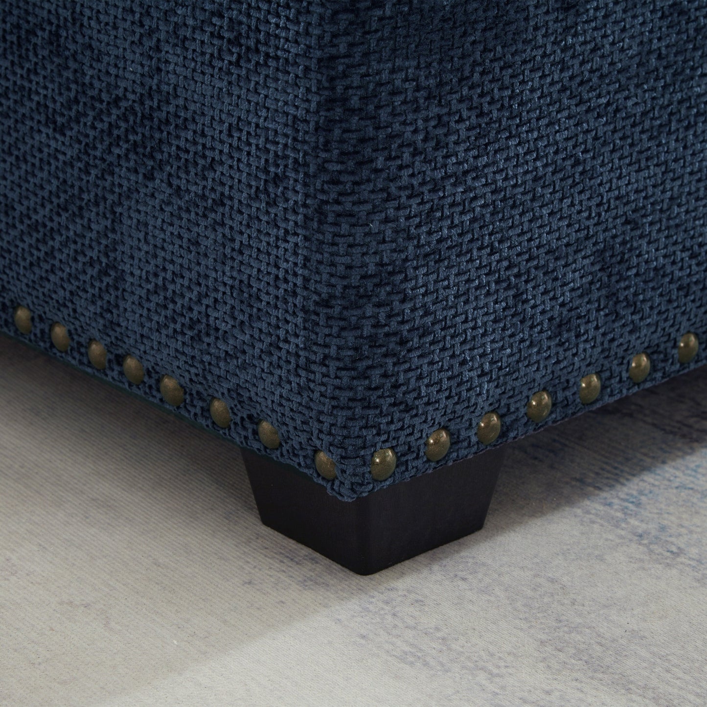 Canapé d'angle en chenille en forme de L moderne avec lit escamotable, assises de rangement, pouf et 2 coussins pour le salon.