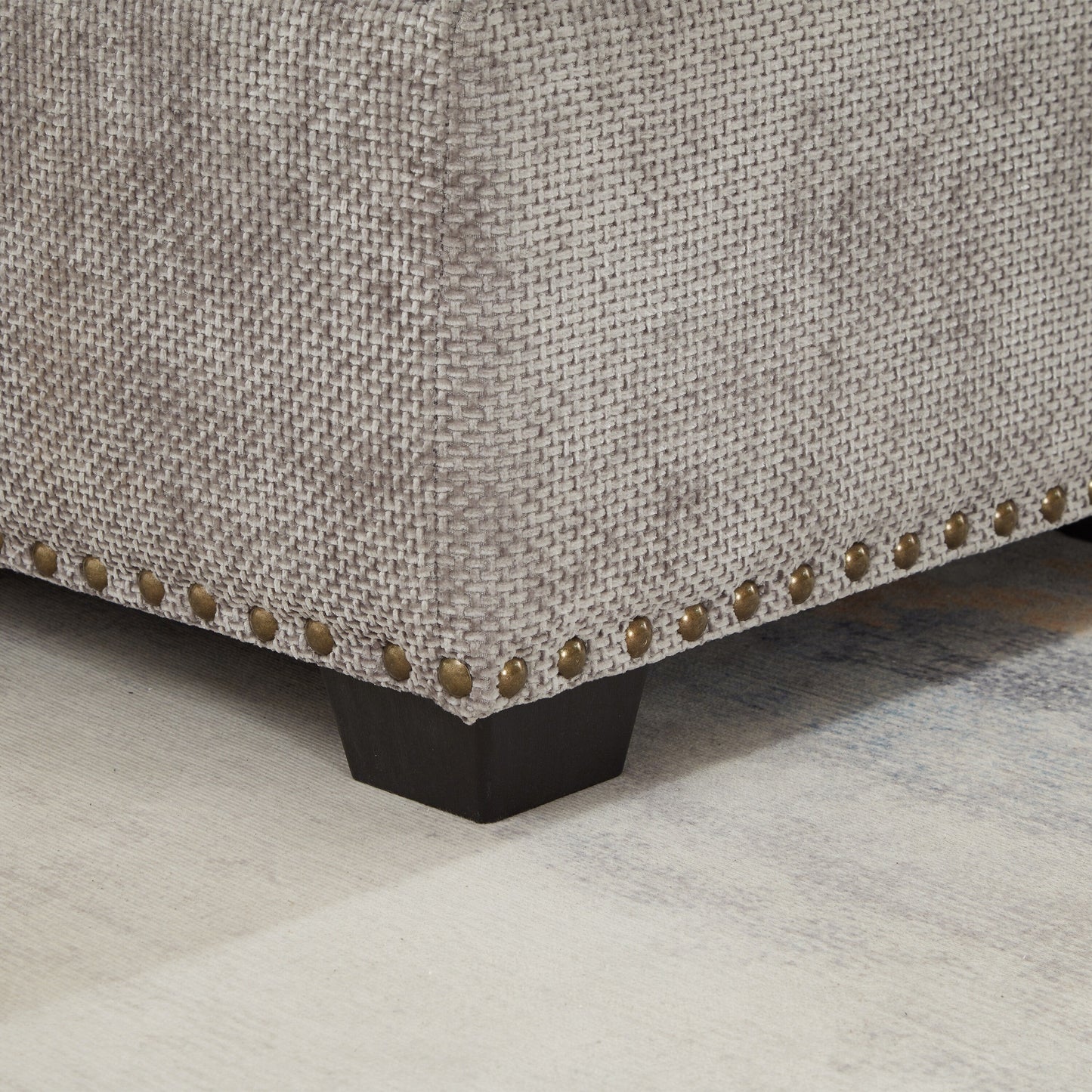 Canapé d'angle en chenille en forme de L moderne avec lit escamotable, assises de rangement, pouf et 2 coussins pour le salon.