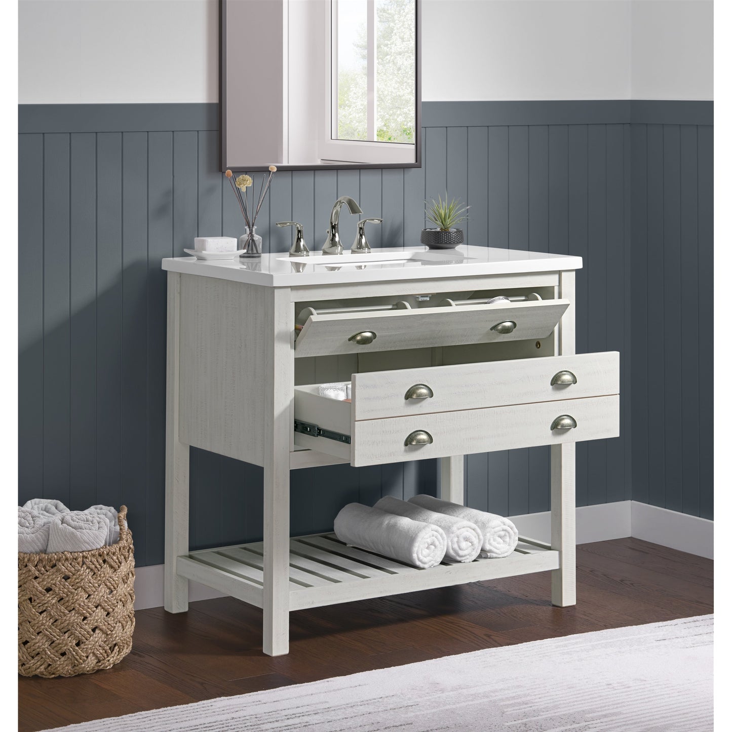 Meuble-lavabo de salle de bain simple Monterey 37, style farmhouse, avec plan de travail.