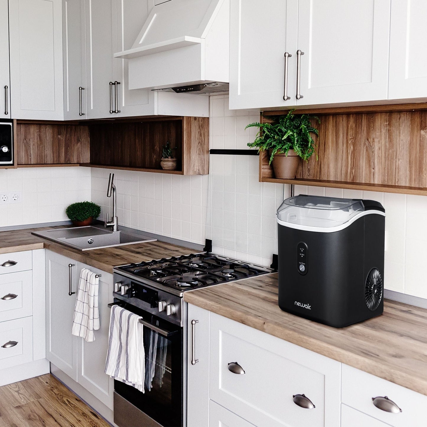 Fabriquant de glaçons en forme de galet Newair de 26 lbs, noir mat, avec fenêtre de visualisation des glaçons, bouton d'auto-nettoyage et bec verseur facile à utiliser.