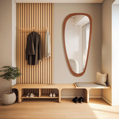 Miroir mural asymétrique en forme de galet avec cadre en pin.