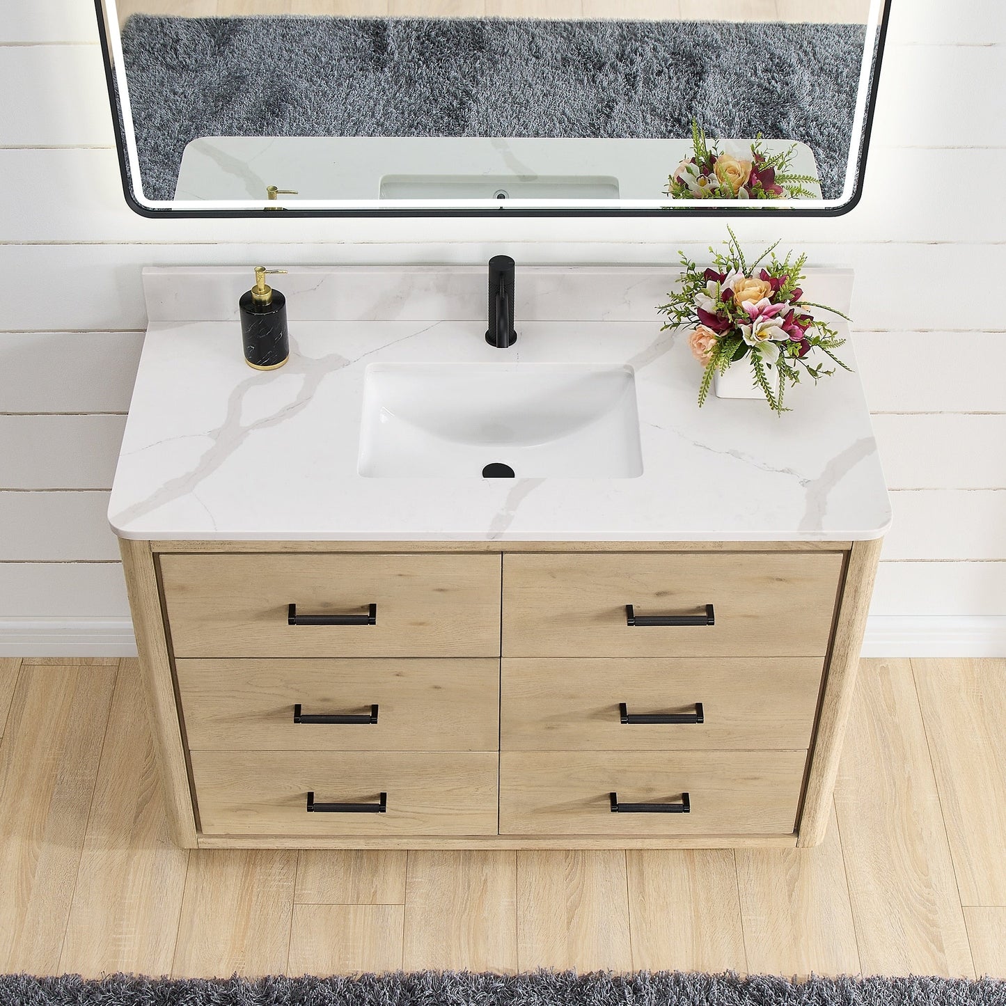 Meuble-lavabo Porto avec plan de travail en pierre de quartz blanche, sans miroir.