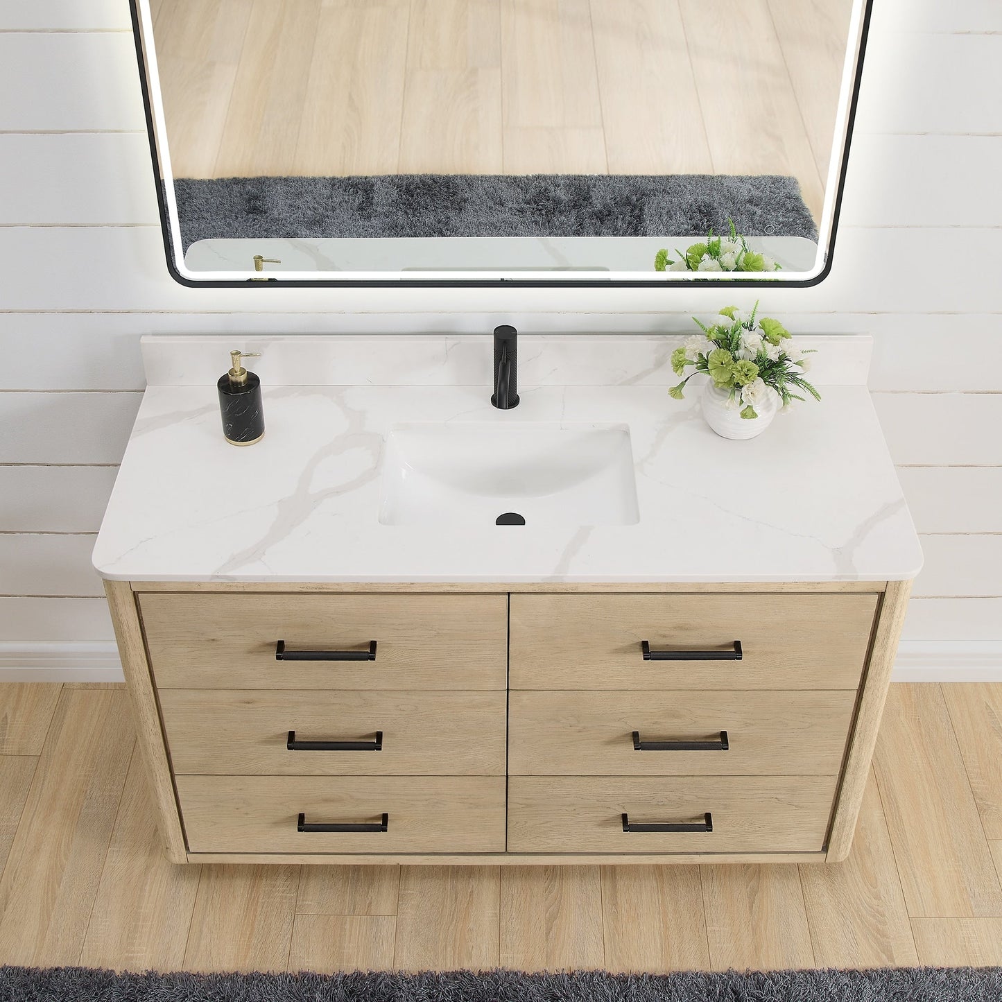 Meuble-lavabo Porto avec plan de travail en pierre de quartz blanche, sans miroir.