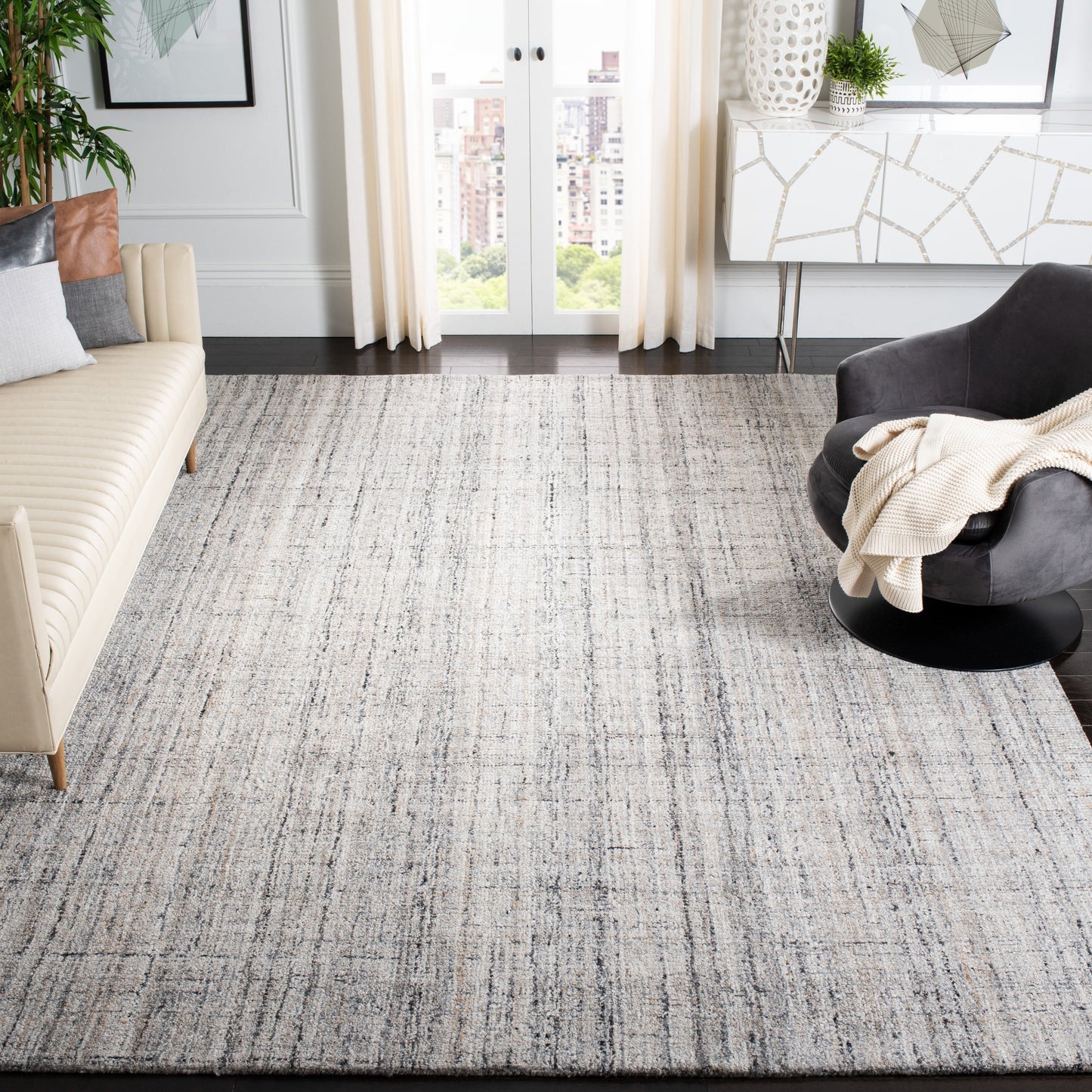 SAFAVIEH Handmade Abstract Coraly Modern Viscose Rug