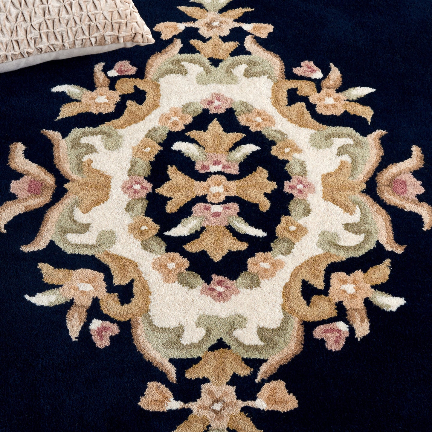 SAFAVIEH Handmade Aubusson Hale Traditional Wool Rug.