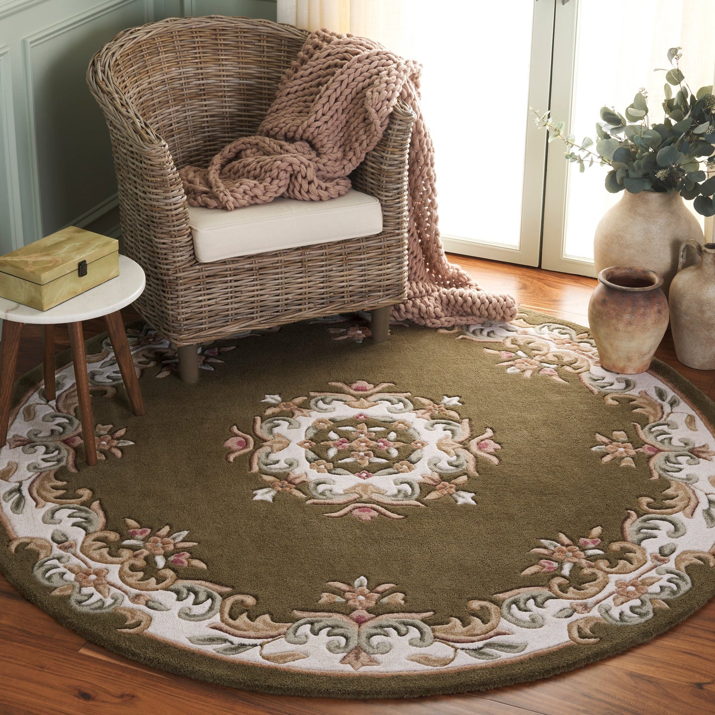 SAFAVIEH Handmade Aubusson Hale Traditional Wool Rug.