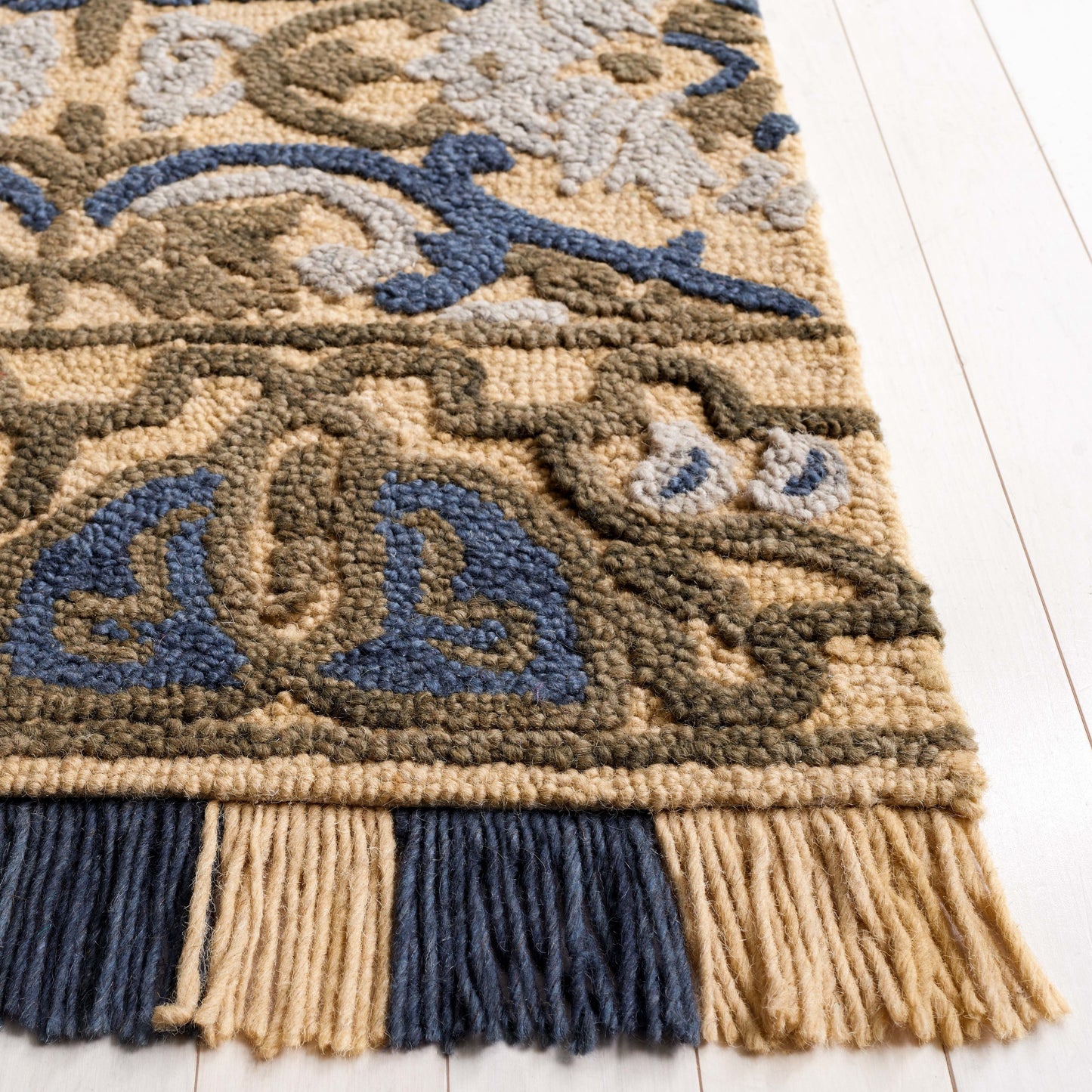 SAFAVIEH Handmade Blossom Porzia Floral Wool Rug