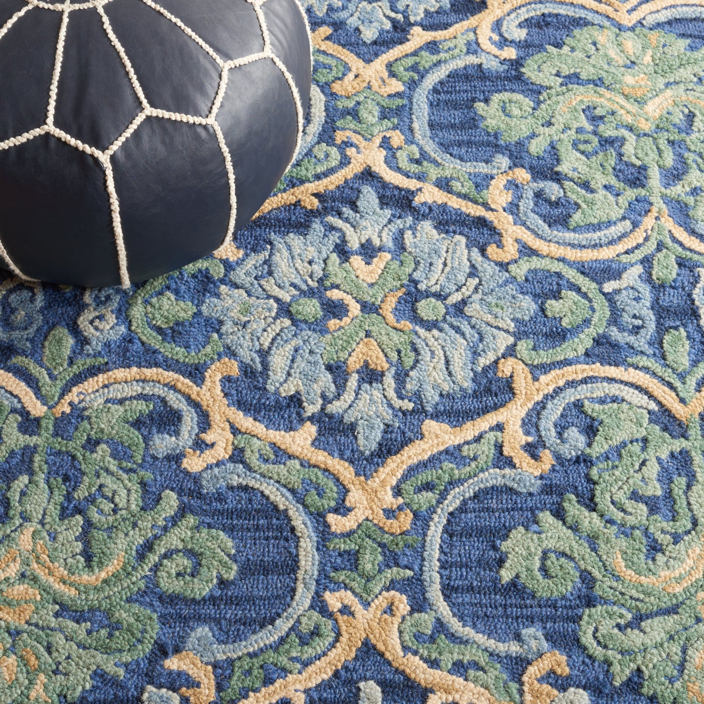 SAFAVIEH Handmade Blossom Porzia Floral Wool Rug