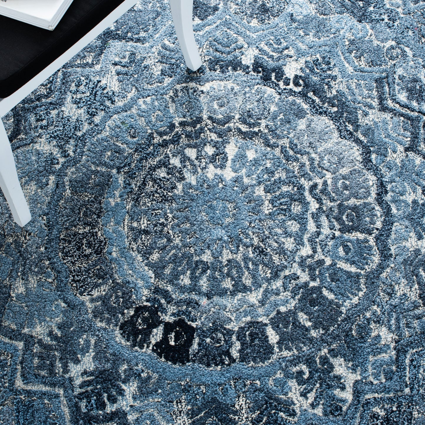 SAFAVIEH Handmade Marquee Carlijn Modern Medallion Wool Rug