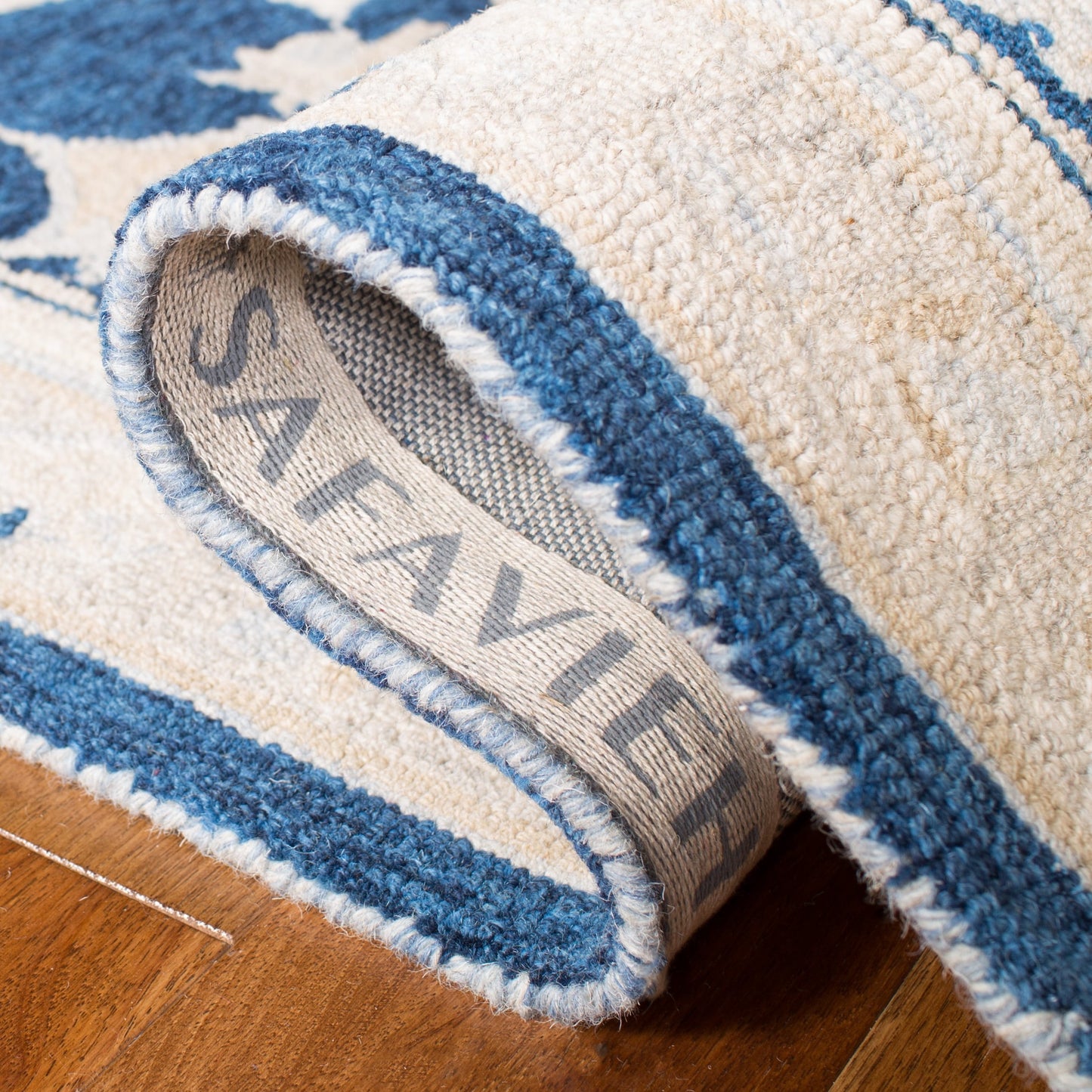 SAFAVIEH Handmade Micro-Loop Selveta Wool Rug