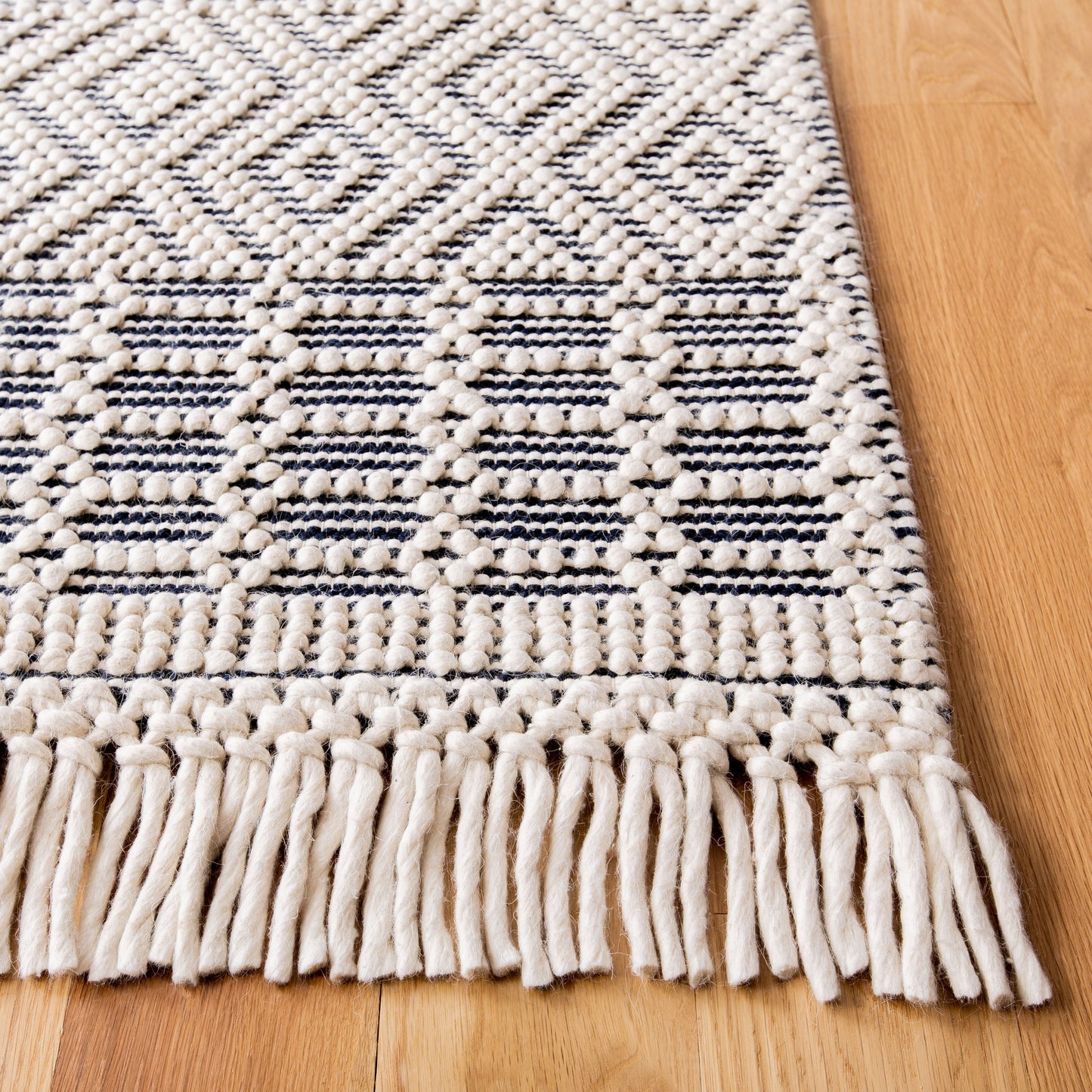 SAFAVIEH Handmade Natura Estel Wool Fringe Rug