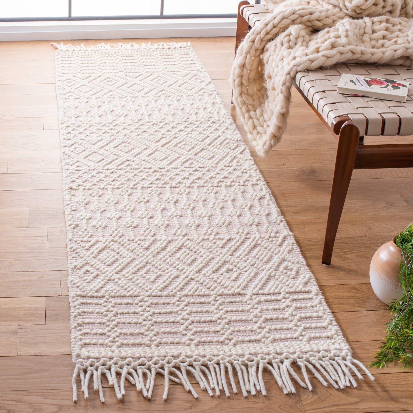 SAFAVIEH Handmade Natura Estel Wool Fringe Rug