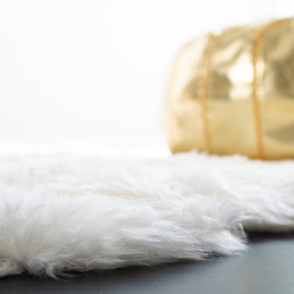 SAFAVIEH Handmade Sheepskin Brittnie Genuine Pelt Rug