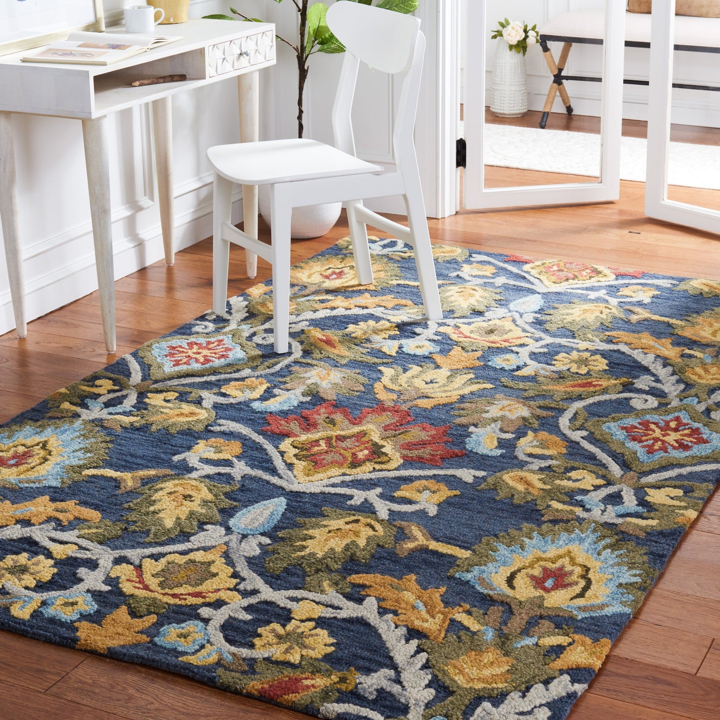 SAFAVIEH, Handmade Marietje Blossom French Country Wool Area Rug